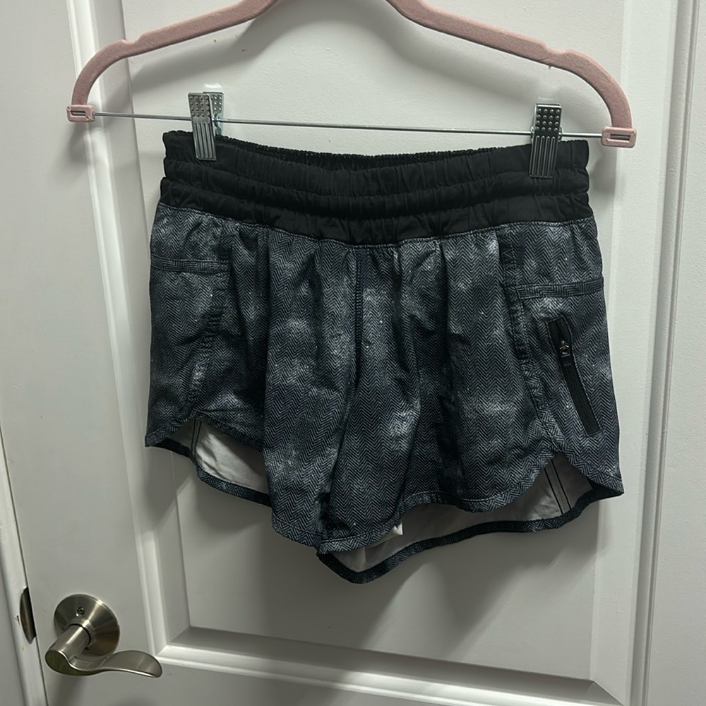 Lululemon athletic hotty hot shorts patterned black 2.5 inch